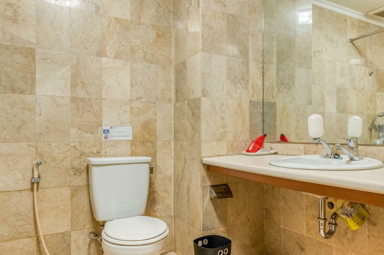 Reddoorz Plus Near Dharmawangsa Square Jacarta Exterior foto