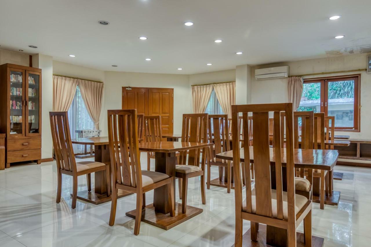 Reddoorz Plus Near Dharmawangsa Square Jacarta Exterior foto