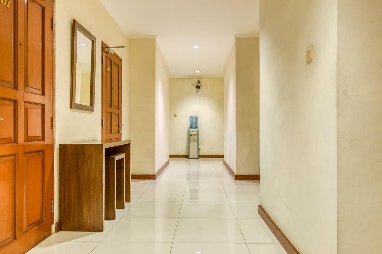 Reddoorz Plus Near Dharmawangsa Square Jacarta Exterior foto